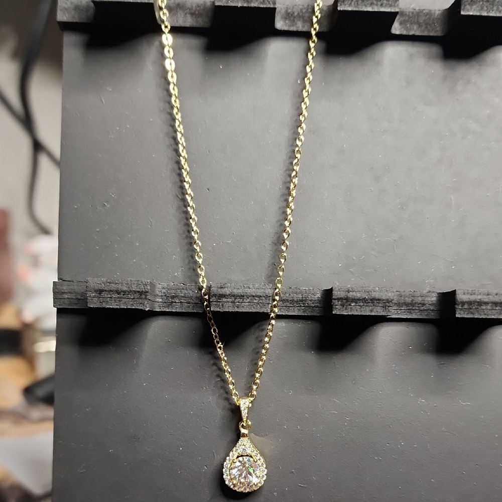 Elegant Gold Necklace with Crystal Pendant